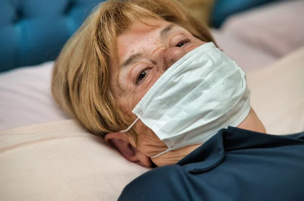 Oudere Vrouw Bed Draagt Masker Voor Coronavirus Noodsituatie — Stockfoto