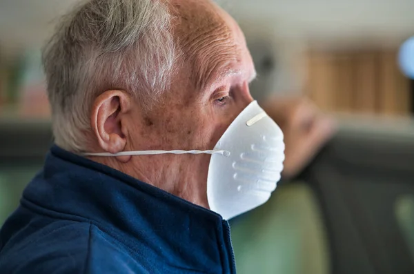 Oudere Man Met Gezichtsmasker Die Thuis Zijn Auto Aanraakt — Stockfoto