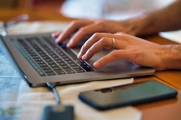 Mann Benutzt Laptop Nahaufnahme Seiner Hände — Stockfoto