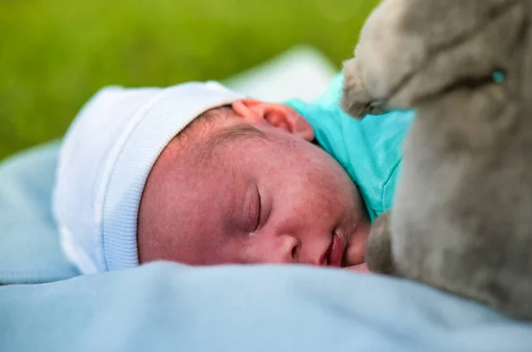 Pasgeboren Baby Ligt Slapen Buiten Het Stadspark Bij Zonsondergang — Stockfoto