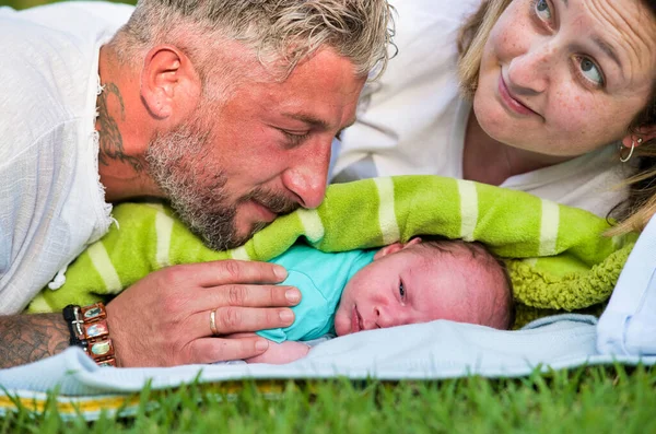 Pasgeboren Baby Liggend Buiten Het Stadspark Met Zijn Ouders Verzorgen — Stockfoto