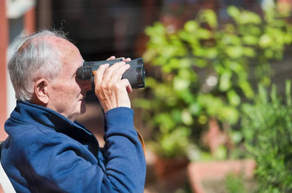 Elderly Man Holding Binoculars Looking Distance — Stock Photo, Image