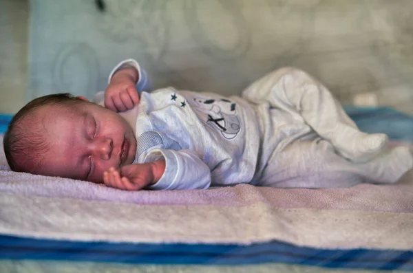 Расслабленный Новорожденный Ребенок Лежит Удобной Кровати — стоковое фото