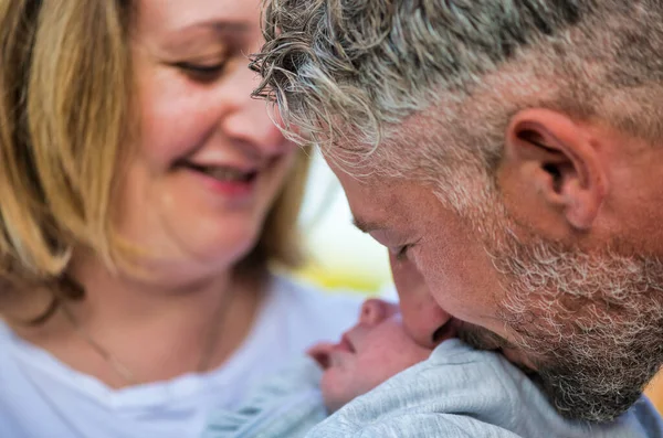 Familia Joven Besando Hijo Recién Nacido Aire Libre Atardecer — Foto de Stock