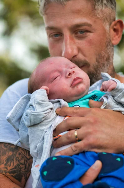 Jonge Vader Zoent Zijn Pasgeboren Zoon Buiten Bij Zonsondergang — Stockfoto