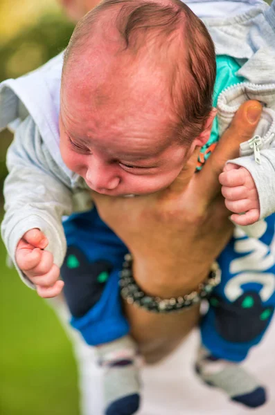 Brazo Del Hombre Sosteniendo Bebé Recién Nacido Aire Libre Padre —  Fotos de Stock