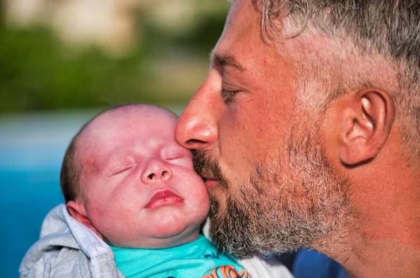 Jovem Pai Beijando Seu Filho Recém Nascido Livre Pôr Sol — Fotografia de Stock