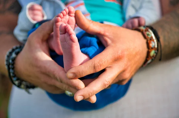 Man Hands Making Love Sign Holding His Newborn Baby Feet — Stock Photo, Image