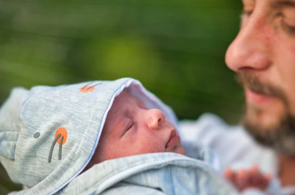 Vader Houdt Zijn Armen Pasgeboren Zoon Buiten Schemering — Stockfoto