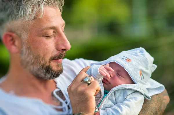 Vader Houdt Zijn Armen Pasgeboren Zoon Buiten Schemering — Stockfoto