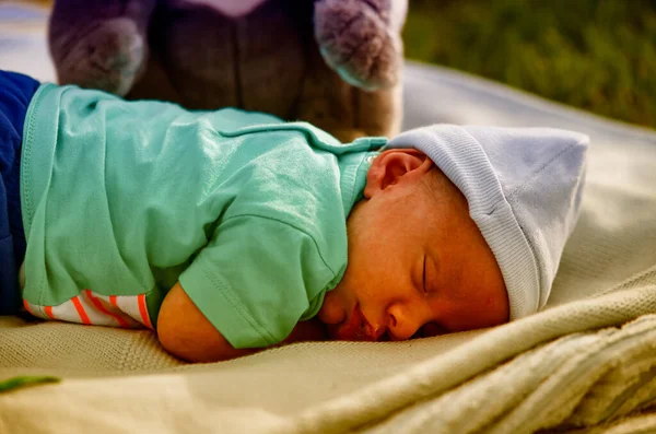 Bebê Recém Nascido Deitado Dormindo Livre Parque Cidade Pôr Sol — Fotografia de Stock