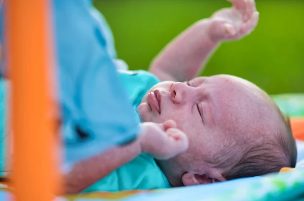 Neugeborenes Baby Liegt Stadtpark Und Bewegt Die Arme Bei Sonnenuntergang — Stockfoto