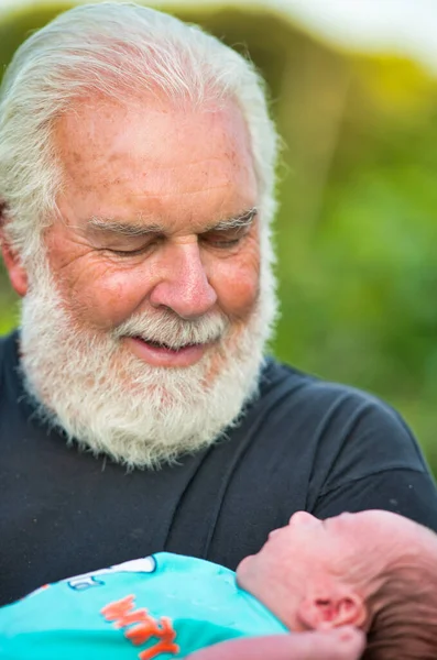 Neonato All Aperto Nel Parco Cittadino Con Suo Nonno Che — Foto Stock