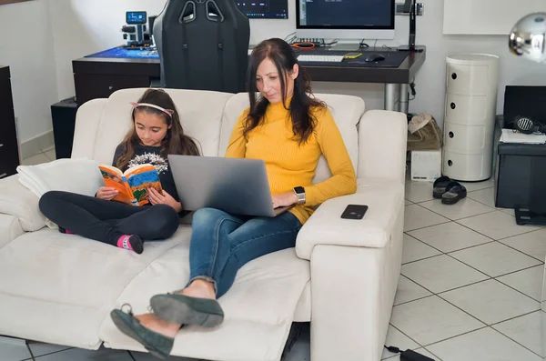 Kvinna Som Arbetar Hemifrån Sittande Soffan Med Sin Dotter Sidan — Stockfoto