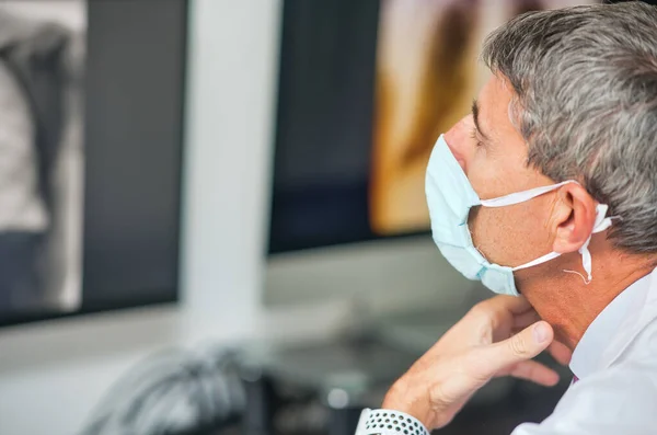 Doctor Wearing Mask Looking Computer Screen — Stock Photo, Image