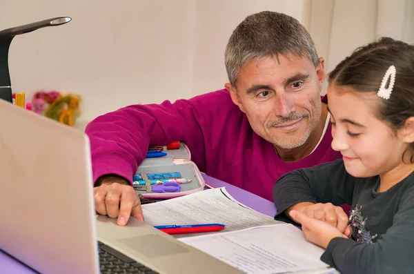 Vader Legt Computergebruik Uit Aan Haar Dochter Thuis — Stockfoto