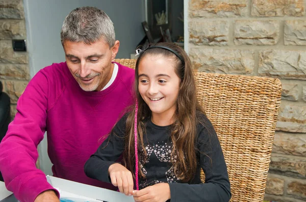 Vater Und Tochter Spielen Mit Magnetspiel Haus — Stockfoto