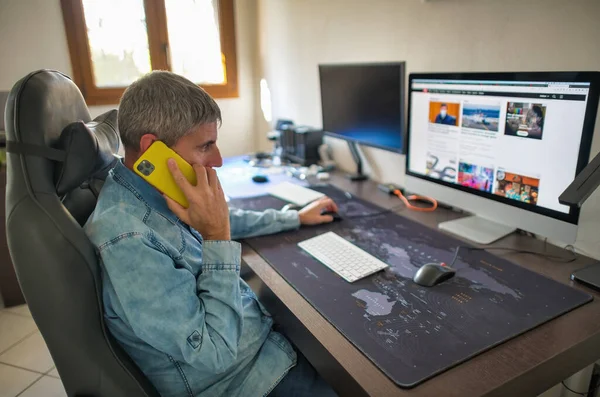 Smart Att Jobba Med Coronavirus Affärsman Sitt Hemkontor Pratar Med Stockbild