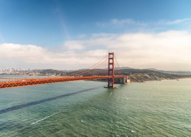 Helikopterden San Francisco Golden Gate Köprüsü 'nün havadan görüntüsü, Kaliforniya, ABD.