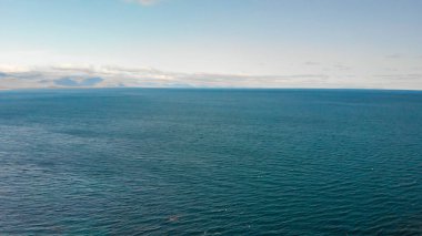 Sumemr sezonunda Arnarstapi kıyıları, Snaefellsnes yarımadası, İzlanda. İHA 'dan hava görüntüsü.