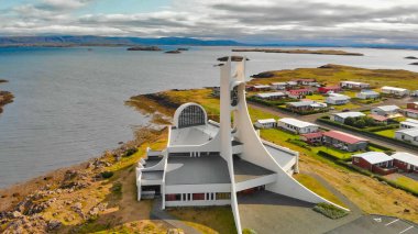 Stykkisholmur, İzlanda. Güneşli bir yaz gününde inanılmaz bir şehir manzarası..