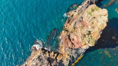 İzlanda 'nın Djupalonssandur kıyısında. Yaz sezonunda inanılmaz drone görüntüsü.