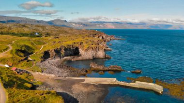 Gün batımında İzlanda 'da Snaefellsnes yarımadasının hava manzarası. Arnarstapi 'nin hava görüntüsü.