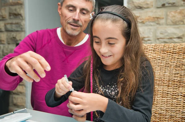 Far Och Dotter Leker Med Magnetspel Inomhus — Stockfoto