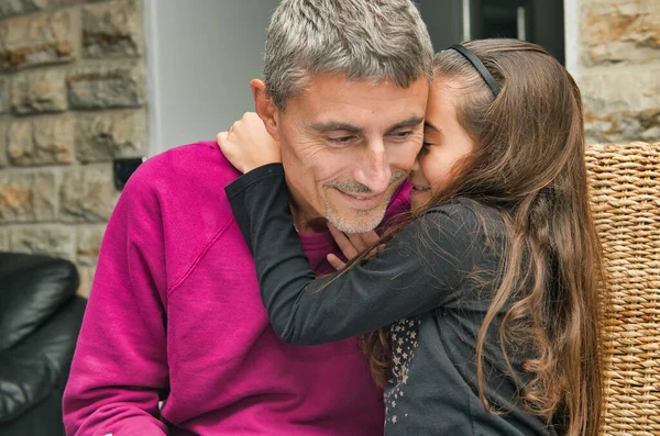 Jong Meisje Omarmen Haar Vader Indoor — Stockfoto