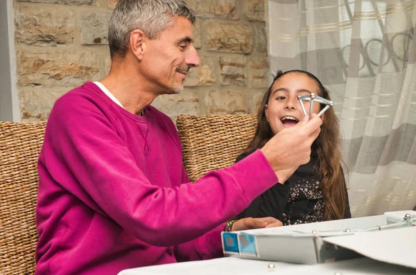 Vater Und Tochter Spielen Mit Magnetspiel Drinnen Lächeln Nach Dem — Stockfoto