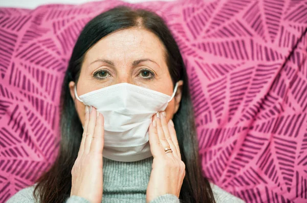 Žena Nosí Masku Posteli Doma Během Epidemie Koronaviru — Stock fotografie