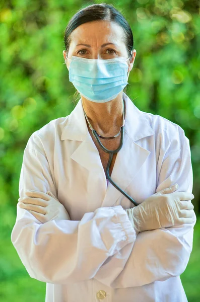 Fiducioso Medico Donna All Aperto Indossando Maschera Con Braccia Incrociate — Foto Stock