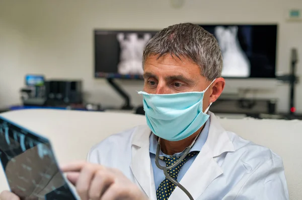 Médico Examinando Exames Seu Escritório Usando Máscara — Fotografia de Stock