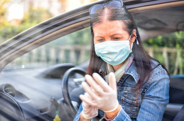 Frau Desinfiziert Handschuhe Auto Konzept Zum Ausbruch Des Coronavirus — Stockfoto