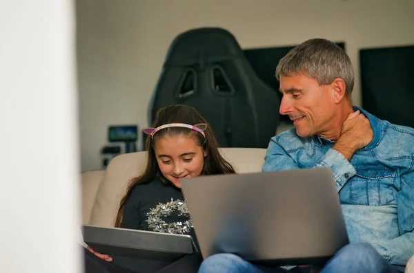 Uomo Con Figlia Sul Divano Casa Utilizzando Laptop Tablet Lavoro — Foto Stock