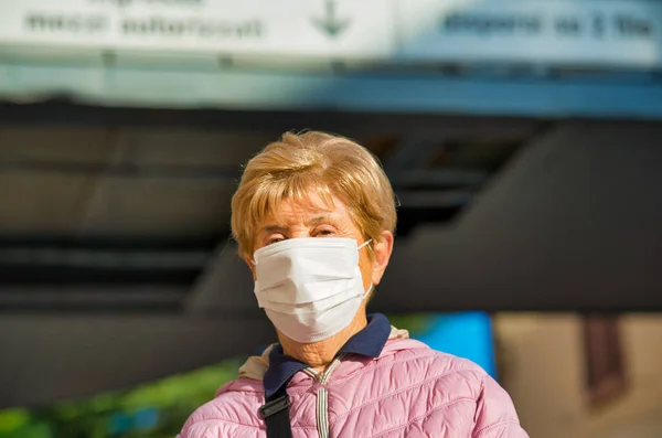 Starší Žena Venku Nosí Masku Covid Ohnisku — Stock fotografie