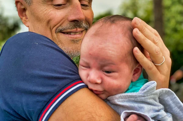 Mannen Håller Sitt Nyfödda Barn Utomhus — Stockfoto