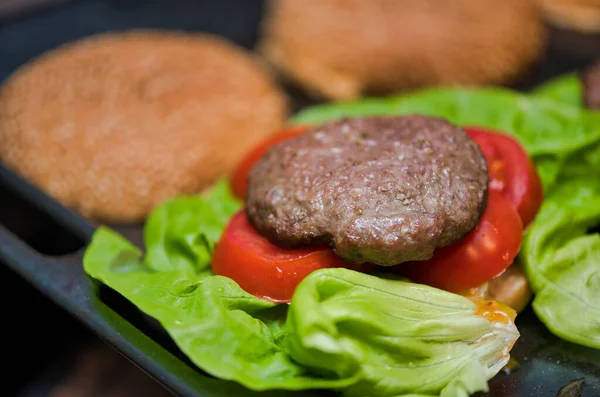 Chutný Hamburger Připravený Stole Detailní Záběr Rajčat Masa — Stock fotografie