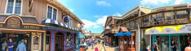 SAN FRANCISCO, CA - 7 Ağustos 2017: Güzel bir yaz gününde turistlerle birlikte 39. rıhtımın panoramik manzarası.