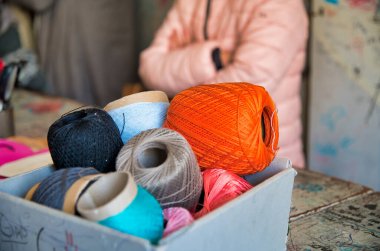 Farklı renk iplik topları yünlü iplik yünü izole edilmiş, laboratuvar arka planda.