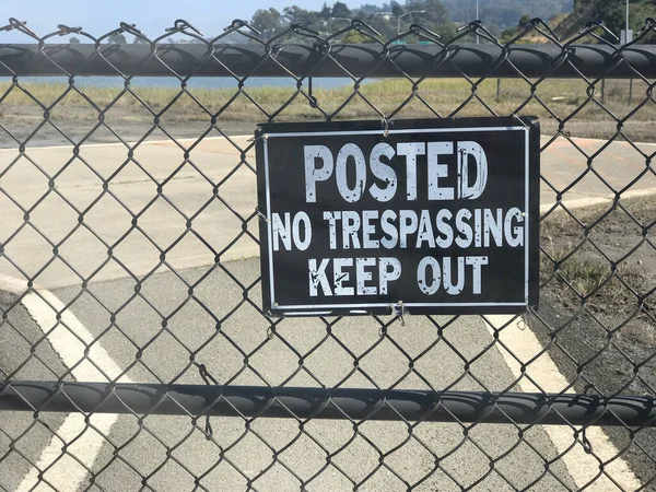 Trespassing Keep Out Sign Fence — Stock Photo, Image