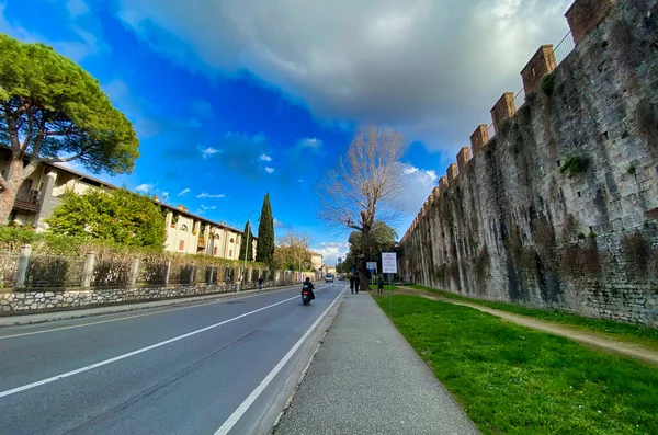 Pisa Italia Febbraio 2020 Mura Cittadine Con Turisti Soleggiato Pomeriggio — Foto Stock