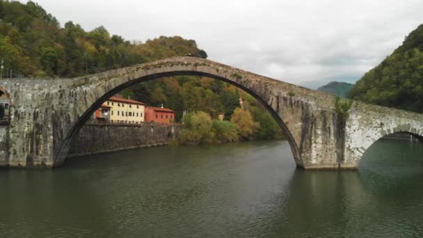 Csodálatos légi kilátás Ponte della Maddalena, más néven Devils Bridge, közel a város Lucca, Toszkána — Stock videók