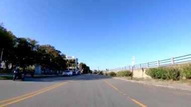 CHARLESTON, GÜNEY CAROLINA - 2018 NİSAN: Charleston yolu, hareket halindeki arabadan manzara.