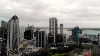 AUCKLAND, NEW ZEALAND - 2018 AĞUSTOS: Albert Park 'tan şehrin panoramik gökyüzü manzarası. Auckland 'a yılda 5 milyon kişi geliyor.