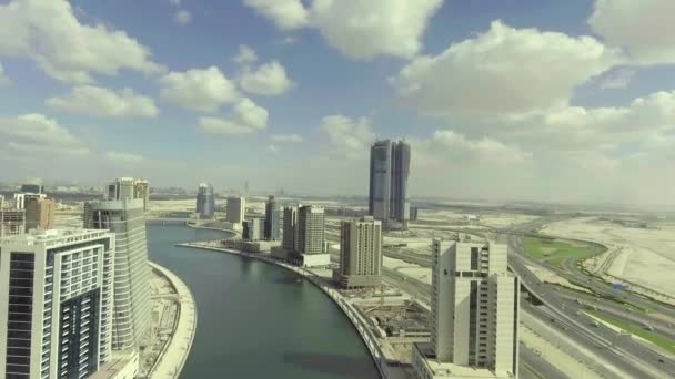 DUBAI, Emirados Árabes Unidos - DEZEMBRO 2016: Vista aérea panorâmica do horizonte do centro e do rio da cidade ao pôr-do-sol. Dubai atrai 30 milhões de pessoas anualmente — Vídeo de Stock