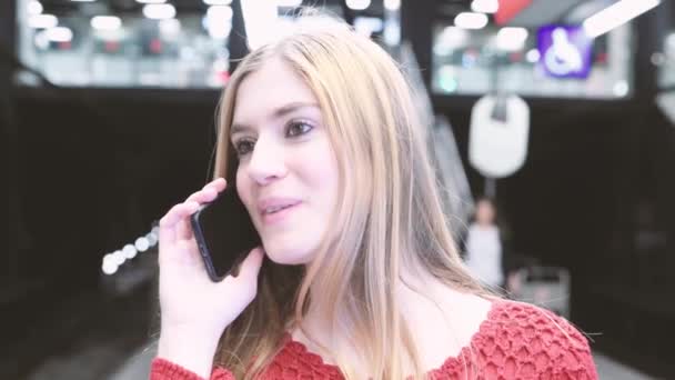 Giovane donna che utilizza lo smartphone in una stazione della metropolitana. Video al rallentatore — Video Stock