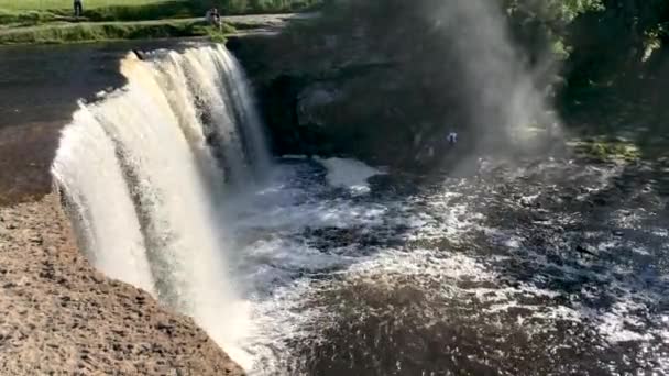 ЭСТОНИЯ, ЕВРОПА - ИЮЛЬ 2017: Туристы наслаждаются водопадами Джагала-Юга. Они являются главной проблемой в Эстонии — стоковое видео