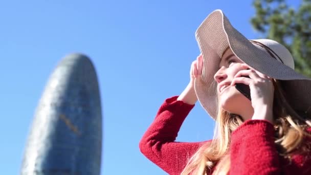 Jonge vrouw met smartphone in de stad, uitzicht op de lucht. Slow motion beelden — Stockvideo