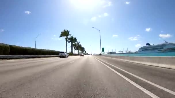 MIAMI, FL - 30 maart 2018: Tijdverloop van de rijdende auto langs MacArthur Causeway. Miami is de belangrijkste stad van Florida — Stockvideo